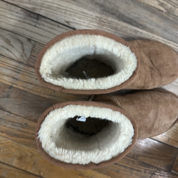 Chestnut UGG - Picture 5 of 5